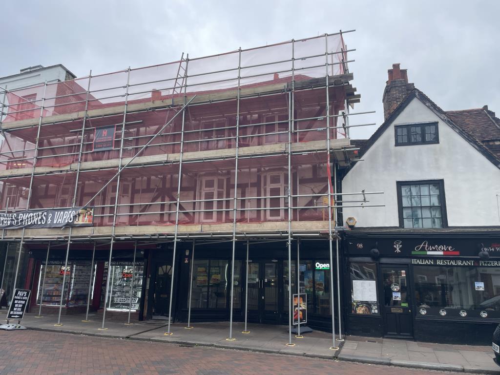 Lot: 62 - LARGE FLAT FOR REFURBISHMENT IN CENTRE OF HISTORIC ROCHESTER - Front view of flat for refurbishment